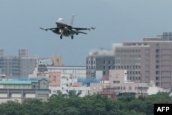 Un caza F-16 de la Fuerza Aérea de Taiwán se aproxima para aterrizar en una base aérea de Hualien, en el este de Taiwán, el 24 de mayo de 2024. (Foto by Yasuyoshi CHIBA / AFP)