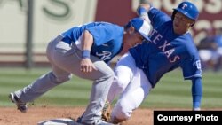 El villaclareño Leonys Martín (d) juega como jardinero de los Vigilantes de Texas.
