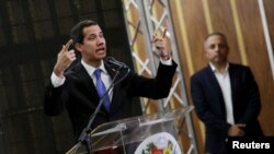 El presidente interino de Venezuela, Juan Guaidó, habla este jueves durant eun encuentro con técnicos y expertos en Caracas. 