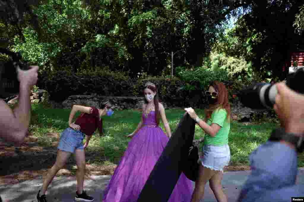 Thaidelen González se toma fotos para celebrar sus quince. REUTERS/Alexandre Meneghini