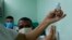 Médicos en Cuba tratando a pacientes. (AP Photo/Ismael Francisco).