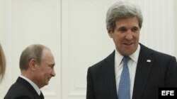 El presidente ruso, Vladímir Putin (i), y el secretario de Estado de EE.UU., John Kerry (d), a su llegada a un encuentro mantenido en Moscú, Rusia, hoy, martes 7 de mayo de 2013. El secretario de Estado de EE.UU., John Kerry, viajó hoy a Rusia para tratar