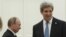 El presidente ruso, Vladímir Putin (i), y el secretario de Estado de EE.UU., John Kerry (d), a su llegada a un encuentro mantenido en Moscú, Rusia, hoy, martes 7 de mayo de 2013. El secretario de Estado de EE.UU., John Kerry, viajó hoy a Rusia para tratar