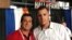 Foto de archivo. El periodista de TV Martí Ricardo Quintana (i) junto al lanzadorJosé Fernández (d). 