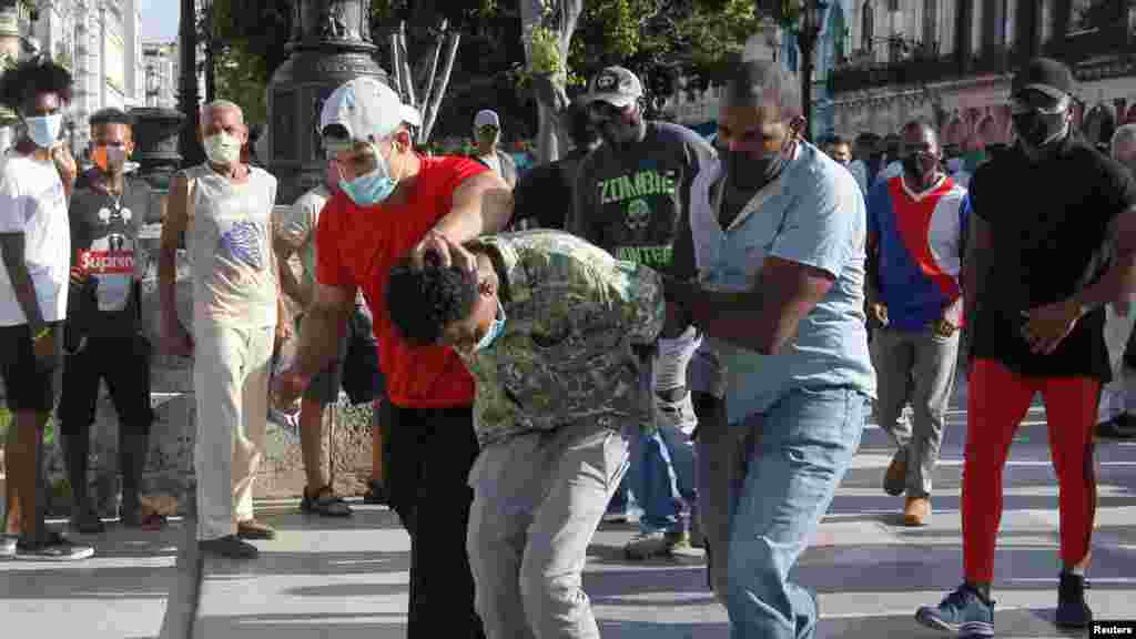 Un joven detenido en el alzamiento popular en La Habana.