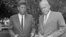 El presidente John F. Kennedy (i) y el director de la CIA, Allen Dulles.