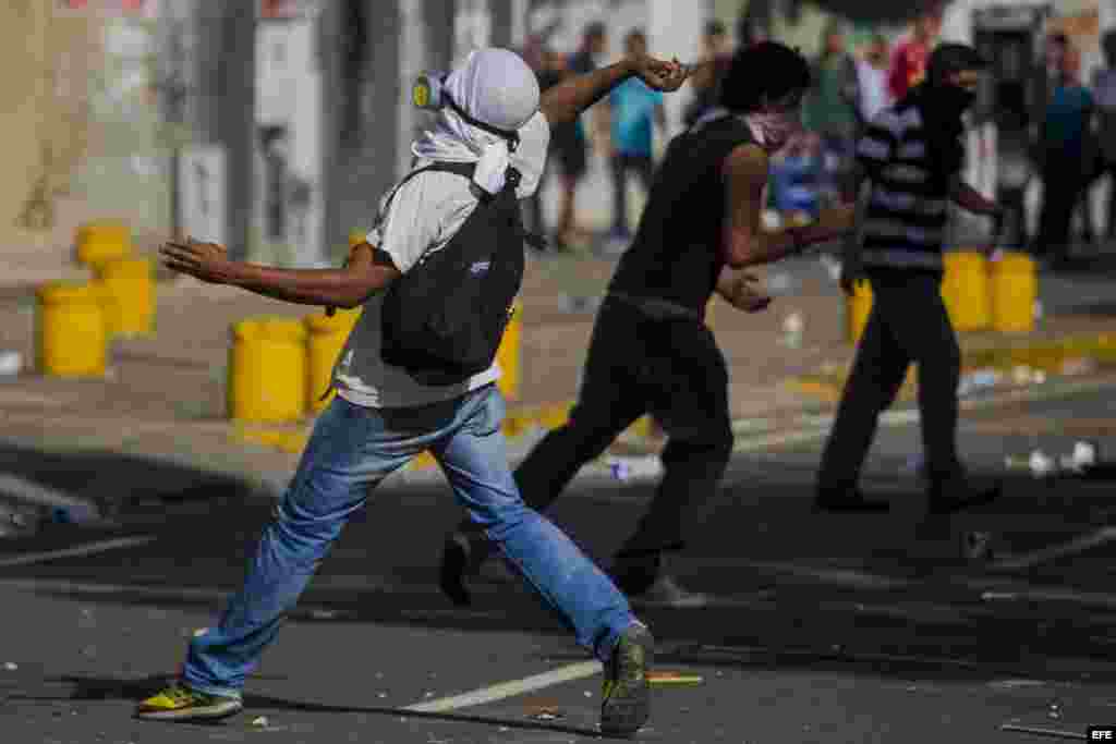 Un grupo de personas se manifiesta durante una marcha convocada por la oposición, en Caracas (Venezuela)