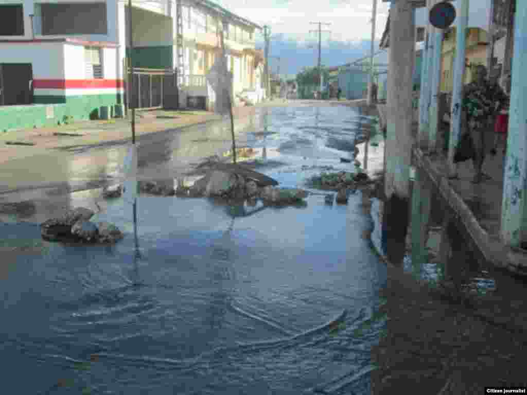 El salidero de agua es cada vez mayor imposibilitando el transito.