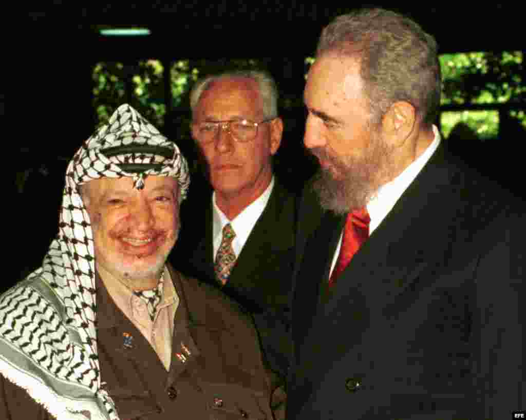 Foto tomada en el 2000 al líder palestino Yasser Arafat (izq) junto al presidente cubano Fidel Castro (der) en el Palacio de Convenciones de La Habana, durante la celebración de la Cumbre Sur. Arafat.