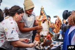 La primera parada de Otero Alcántara al llegar a Miami fue en la Ermita de la Caridad, para agradecer a la virgen por su libertad y pedir por la de todos los cubanos.