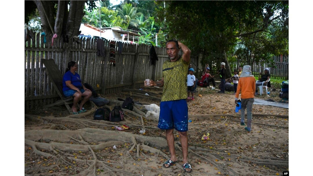 El migrante venezolano Samuel Rodríguez en el refugio en Assis, Brasil, el jueves 20 de junio de 2024. (Foto AP/Martín Mejía)