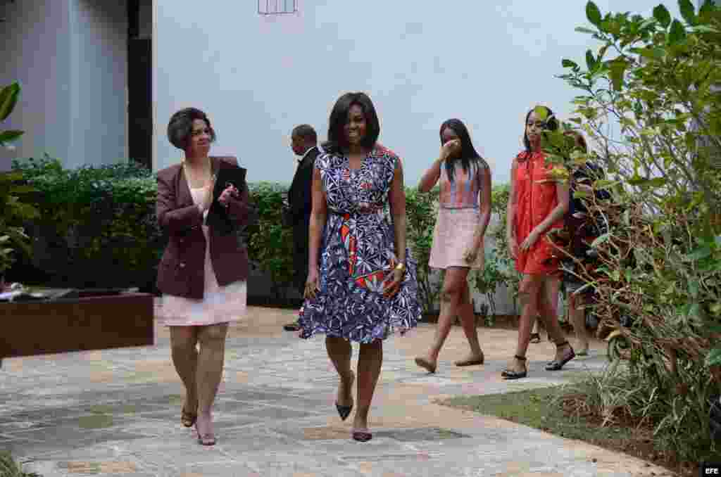 La primera dama estadounidense, Michelle Obama (c), camina junto a sus hijas Malia (2d) y Sasha (3d) y a su madre, Marian Robinson (d), y a la directora de Patrimonio de la Oficina del Historiador de la Ciudad, Lesbia Méndes Vargas (i).