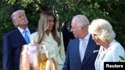El presidente de EEUU Donald Trump, la primera dama Melania Trump, el rey Carlos III y la reina Camilla visitan las colmenas de la Casa Blanca.
