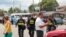Policías de Costa Rica caminan por la zona fronteriza con Panamá hoy, jueves 14 de abril de 2016.