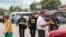 Policías de Costa Rica caminan por la zona fronteriza con Panamá. EFE