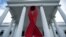 Lazo rojo en edificio de Washington, DC, por el Día Muncial del SIDA.