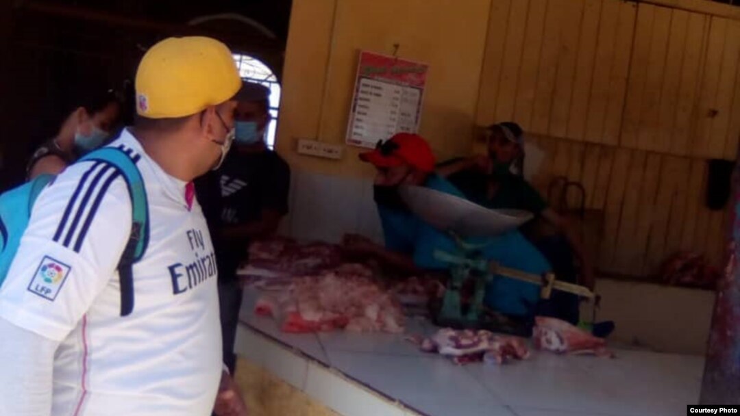 Mirando y dejando; muchos no pueden adquirir alimentos al precio fijado tras la unificación monetaria en Cuba, como este cliente en una carnicería de Sancti Spíritus. (Foto: Adriano Castañeda)