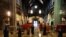 Monjas cantando en una iglesia casi vacía de Barcelona, el 29 de marzo de 2020. (Pau Barrena/AFP).