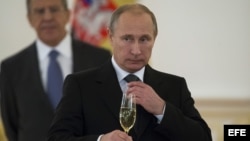 P El presidente ruso, Vladimir Putin, brinda tras una ceremonia de presentación de credenciales de los nuevos embajadores extranjeros en Moscú (Rusia).