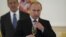 P El presidente ruso, Vladimir Putin, brinda tras una ceremonia de presentación de credenciales de los nuevos embajadores extranjeros en Moscú (Rusia).