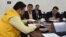 El ministro de Hidrocarburos de Bolivia, Víctor Hugo Zamora, durante una reunión con la empresa estatal Yacimientos Petrolíferos Fiscales Bolivianos.