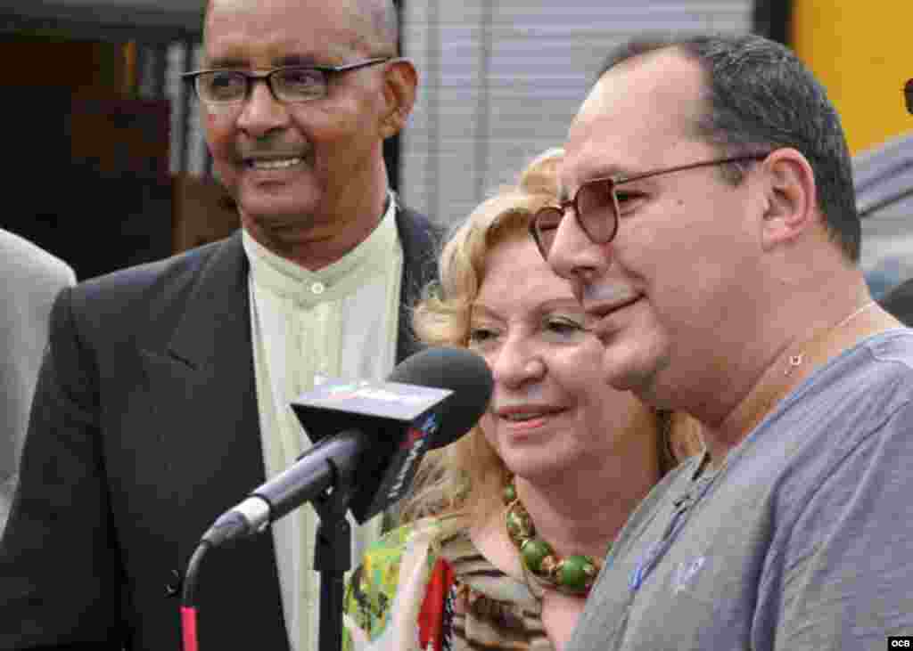 Armandito el "Ruise&ntilde;or", Poly Bermudez y Eduardo Misa, gerente general del Palacio de los Jugos.