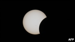 La Luna comienza a desplazarse sobre el horizonte del Sol durante un eclipse solar parcial en Hemiksem, el 12 de agosto de 2026.  Tom Goyvaerts / BELGA / AFP
