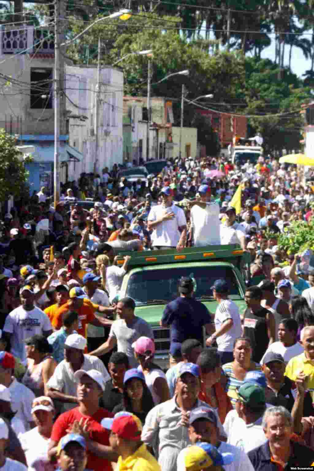 Venezolanos publican en twitter imágenes de las manifestaciones en Caracas (@HCapriles)