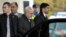El ministro de Exteriores de Irán, Mohammad Javad Zarif (c), abandona el hotel donde se aloja, en Ginebra (Suiza). 