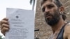 Didie Gutiérrez Ledesma enseña la citación policial.