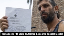Didie Gutiérrez Ledesma enseña la citación policial.