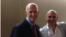 Pitbull(der.) posó junto al gobernador Rick Scott. 