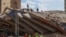 Rescatistas y militares venezolanos en edificio colapsado en La Guaira luego del doble terremoto del pasado 24 de junio. (REUTERS)
