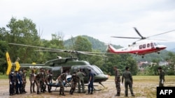 Personal del Ejército de Nepal desciende de un helicóptero transportando los cuerpos de víctimas fallecidas durante las operaciones de rescate tras unas inundaciones repentinas, en el campamento de Trishuli, en el distrito nepalí de Nuwakot, el 28 de agosto de 2026.