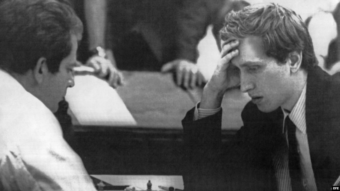 Boris Spassky (i), durante la partida con Bobby Fischer (d), en el Campeonato del Mundo de Ajedrez por equipos en Siegen, Alemania el 20 de septiembre de 1970.
