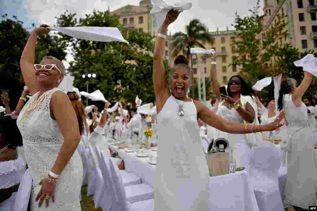 El 6 de abril se celebró por primera vez en Cuba el evento &#39;Diner en Blanc&#39;, en el Hotel Nacional de La Habana. &#39;Le Dîner en Blanc&#39; es una fiesta creada en París en 1988 por el ciudadano francés François Pasquier, que tras un viaje quiso hacer un elegante picnic en secreto con sus amigos. La idea tomó fuerza y hoy en día se realiza en 80 ciudades de 30 países.