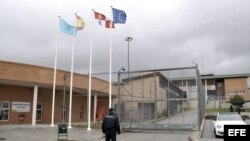 Un agente de la policía a las puertas de la cárcel de Segovia donde se encuentra recluido Ángel Carromero. 