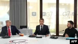 Los presidentes Donald Trump, de EEUU; Emmanuel Macron, Francia, y Volodymyr Zelenskyy, Ucrania, durante una reunión en la cumbre del G7, en Evian, Francia, este martes, 16 de junio de 2026. (Thibault Camus/Pool/AFP)