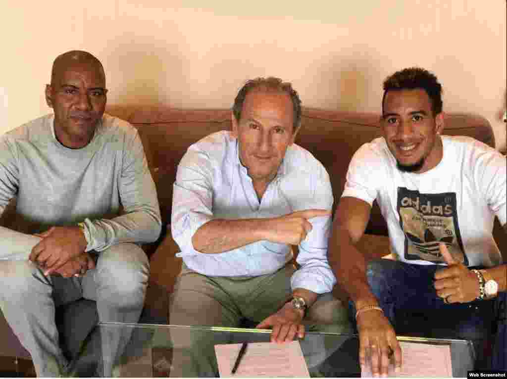 Orlando Ortega Jr. (d) llegó a un acuerdo de colaboración con Bahía Internacional, una empresa española de representación de jugadores de fútbol que ha ampliado su horizonte hasta el atletismo. (i-e) Orlando Ortega, padre; representante de Bahía Internacional; y Orlando Ortega Jr. &quot;Quiero darles las gracias por esta nueva oportunidad y experiencia para seguir creciendo como deportista y como persona&quot;, dijo Orlando Ortega Jr. en su página de Twitter. &nbsp;