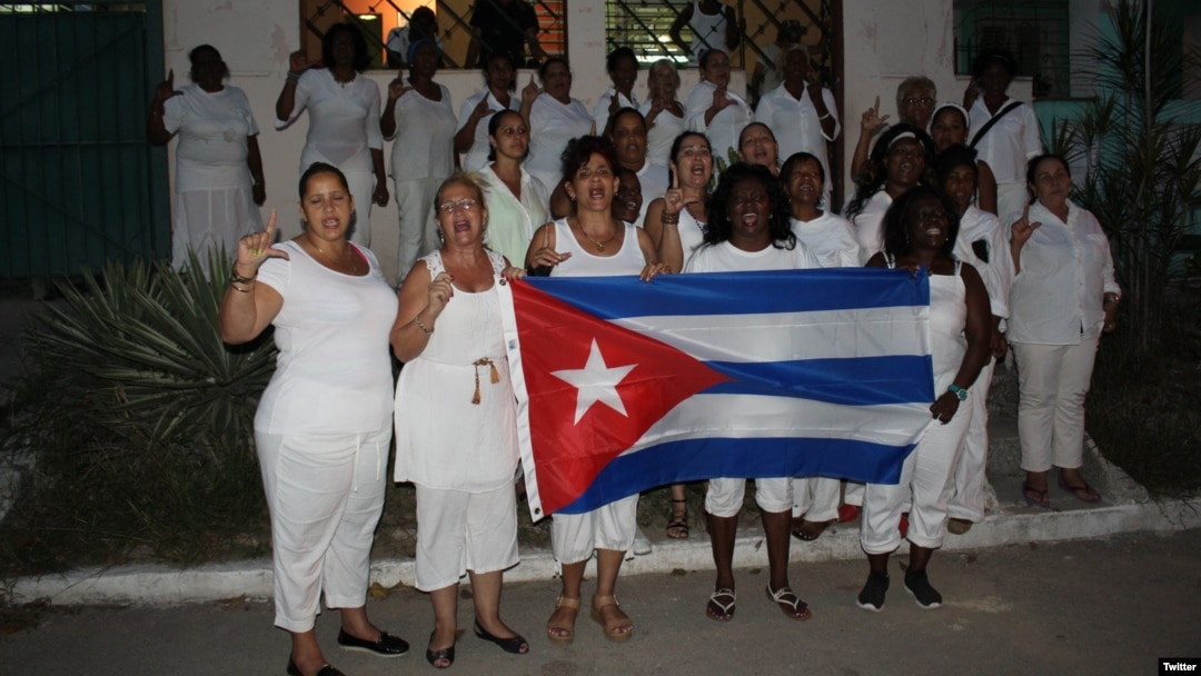 Damas de Blanco frente a la sede del movimiento opositor en Lawton, La Habana. (Foto: Angel Moya)