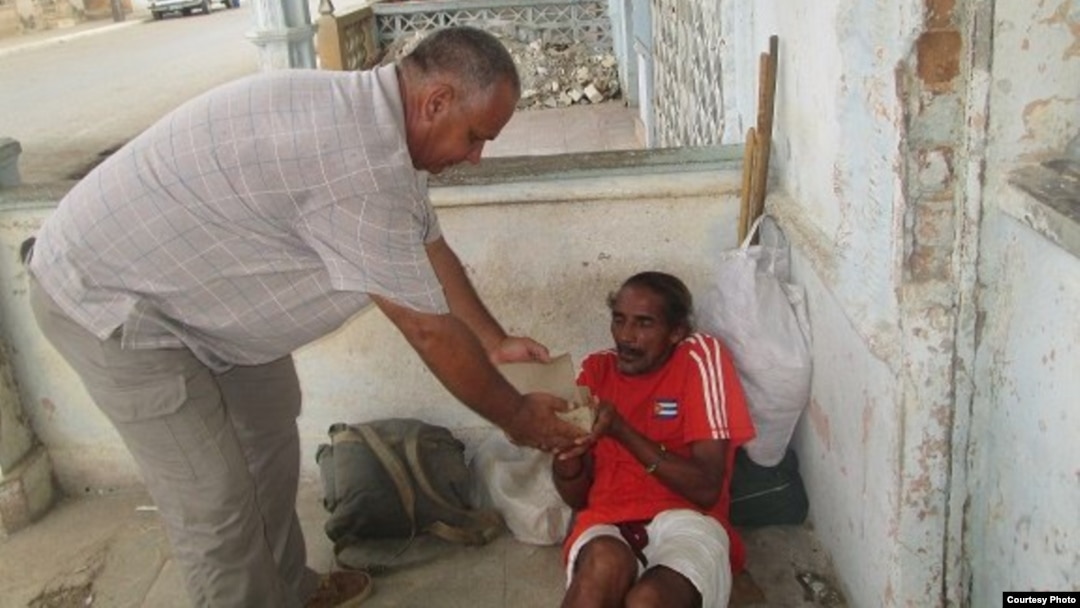 Francisco Rangel Manzano, promotor de Capitán Tondique, entrega alimentos a necesitados, el 24 de septiembre, en Colón, Matanzas.