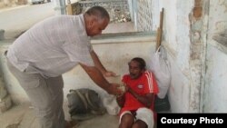 Francisco Rangel Manzano, promotor de Capitán Tondique, entrega alimentos a necesitados, el 24 de septiembre, en Colón, Matanzas.