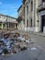 Acumulación de desechos sólidos frente al Conservatorio de Música Amadeo Roldán, en la calle Rastro de La Habana Vieja.