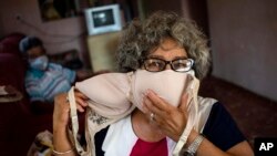 Una cubana se prepara para fabricar un nasobuco con sus ajustadores, en Cojímar. AP Photo/Ramon Espinosa