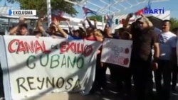 Migrantes llevarán rosas durante una marcha a agentes fronterizos