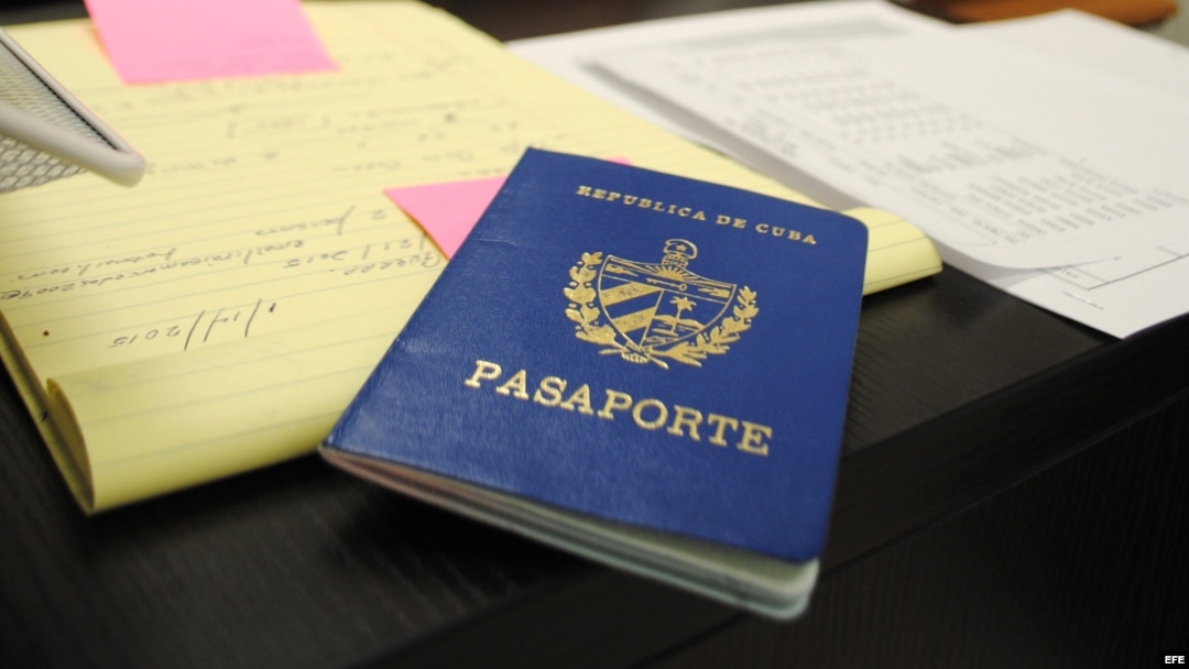Vista de un pasaporte cubano. 