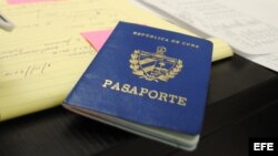 Vista de un pasaporte cubano. 