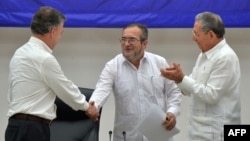 Juan Manuel Santos (izq.), Timoleon Jiménez, aka "Timochenko" (C) y Raúl Castro. Foto Archivo.