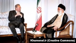 Ali Jamenei y Fidel Castro, en Teherán, el 9 de mayo de 2001.