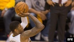 Paul George, de los Pacers de Indiana, anotó anoche 37 puntos contra el Heat de Miami. 
